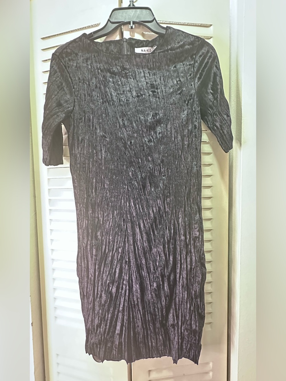 NA-KD Black Crushed Velvet Midi Dress